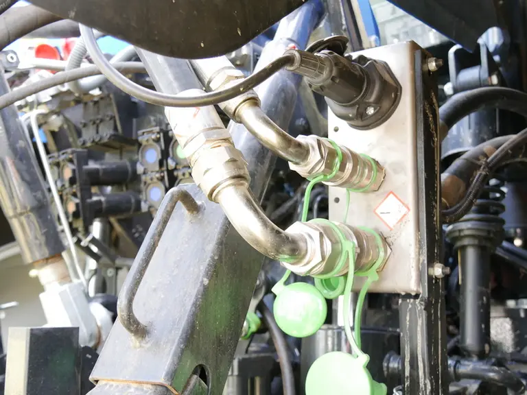 Avec le système SyreN, les prises push-pull des flexibles transportant l’acide sulfurique sont spécifiques et assurent des raccordements sans écouleme