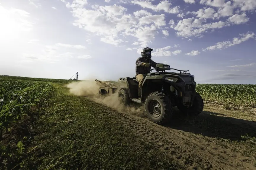 Le quad Polaris Sportsman 570 génération 2021 affiche une capacité de remorquage de 830 kg. © Polaris