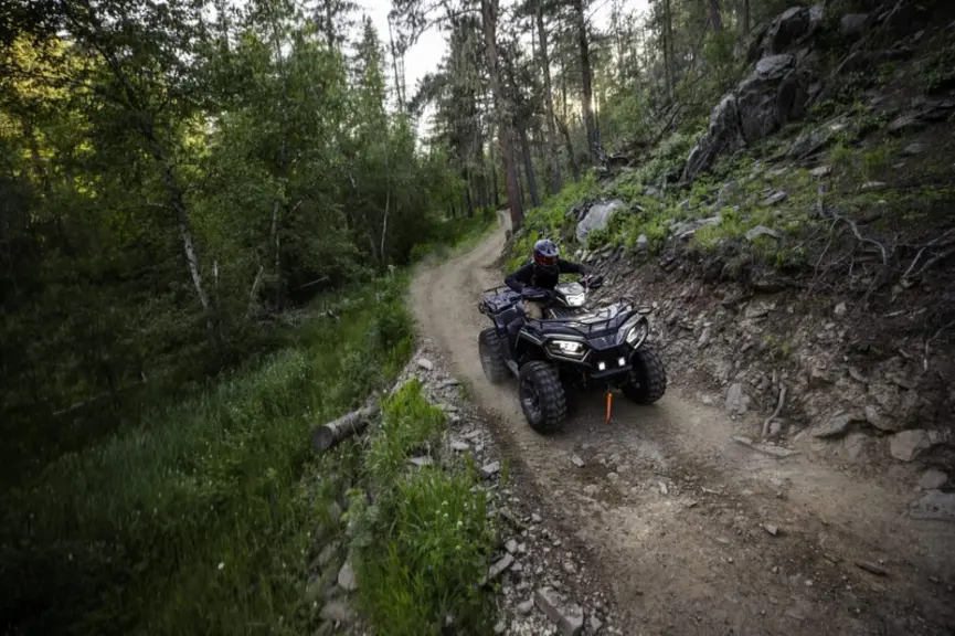 Le quad Polaris Sportsman 570 dispose d'une transmission à quatre roues motrices débrayable. © Polaris