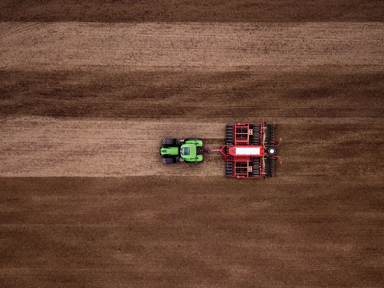 Les travaux de semis imposent une correction centimétrique. © Deutz-Fahr