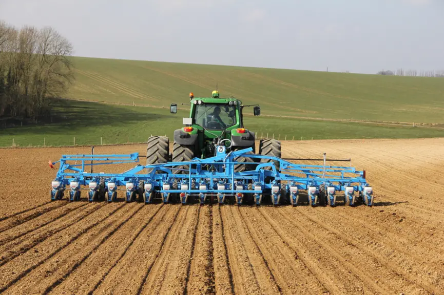 Le semis de précision, suivi d'un binage, nécessite d'utiliser une correction RTK pour revenir exactement au même endroit. © Monosem
