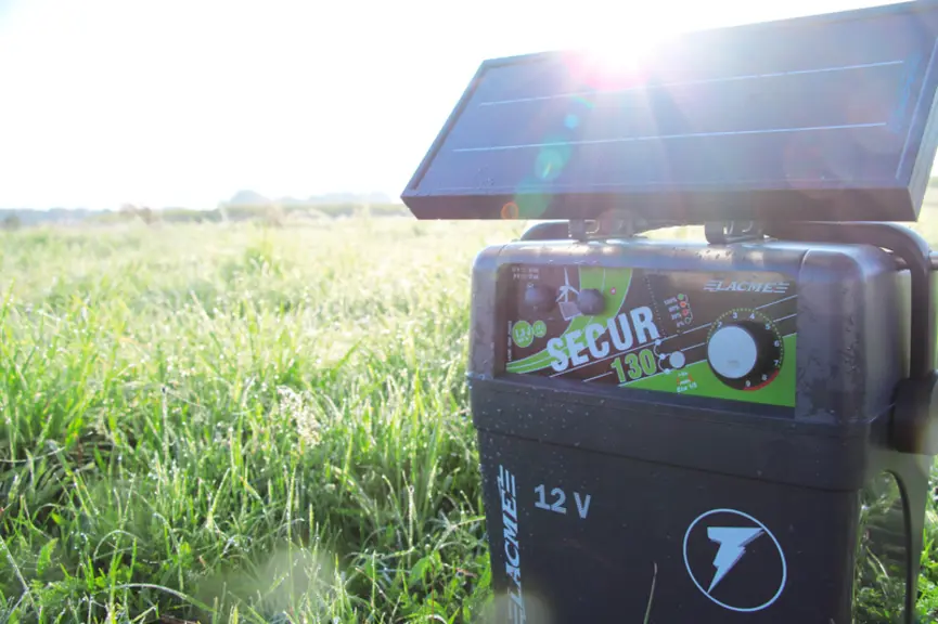 Le panneau solaire augmente la durée de vie des batteries en évitant les décharges profondes. © Lacmé