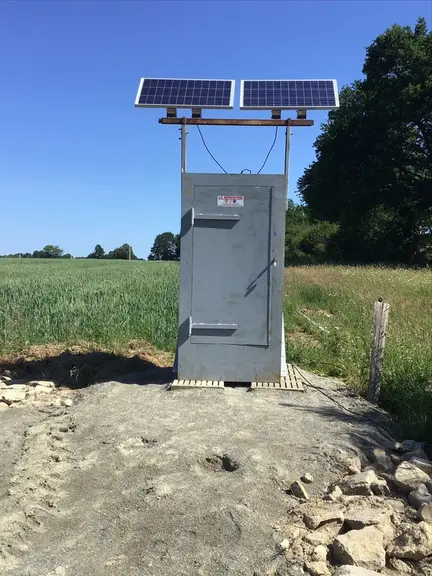 Le bon fonctionnement d'un électrificateur impose une bonne prise de terre : compter un mètre de prise de terre pour un kilomètre de clôture. Sceller