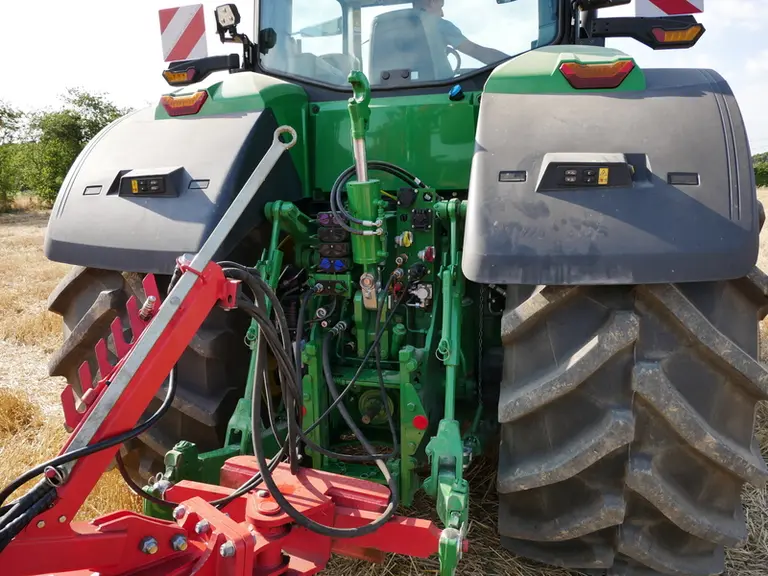 L'attelage arrière compact du tracteur John Deere 8R370 à une capacité de relevage jusqu'à 12125 kg. © V. Garnier