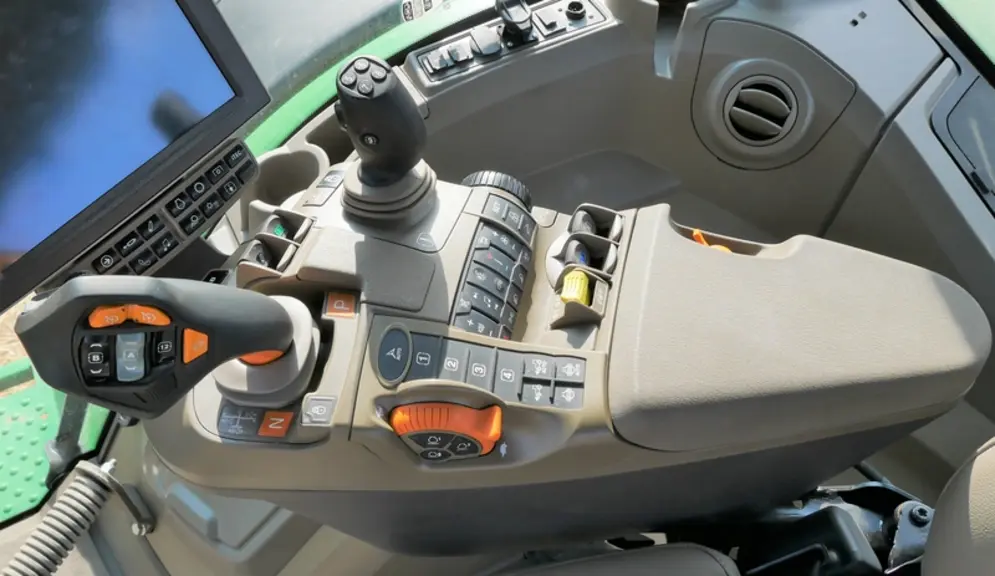Le levier multifonction CommandPro qui possède 11 boutons configurables est disponible en option sur les transmissions à variation continue.  © V. Gar