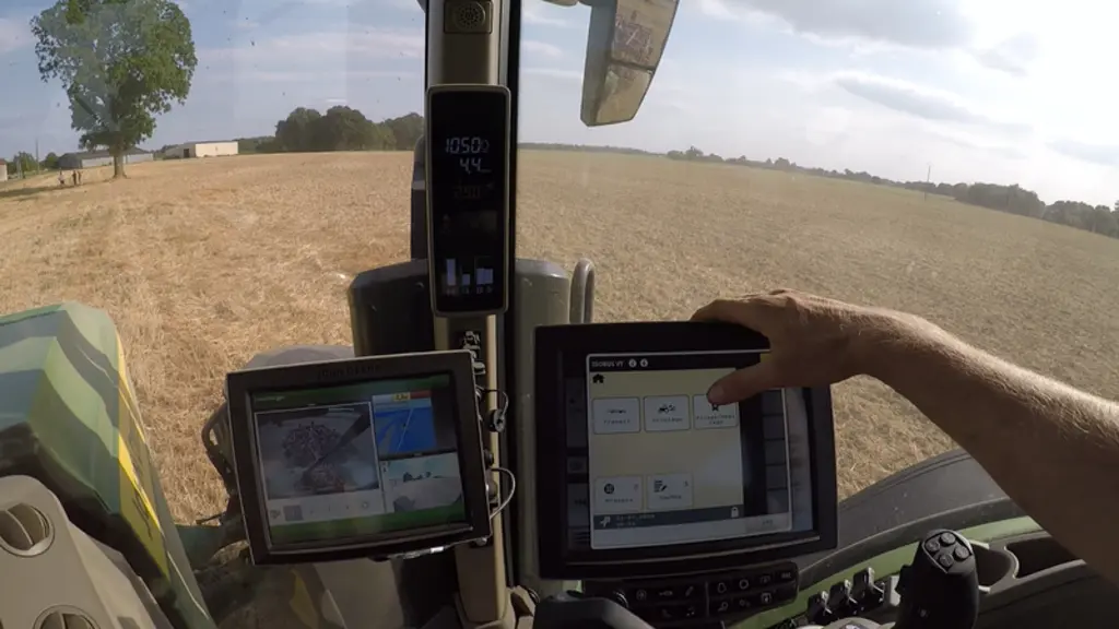Le terminal tactile CommandCenter permet de gérer les fonctions du tracteur et de l'outil et s'associe avec un second moniteur. © V. Garnier