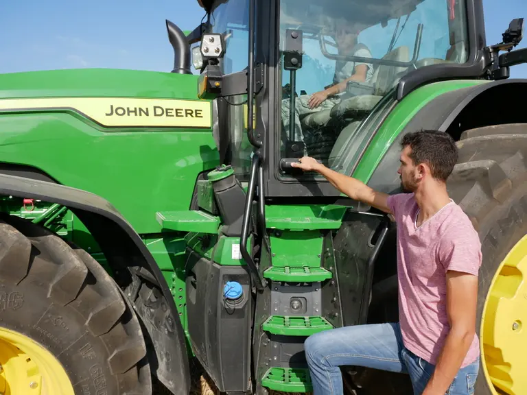 Sur la nouvelle série 8R, la poignée de porte est positionnée au plus bas pour faciliter l'accès en cabine. © V. Garnier