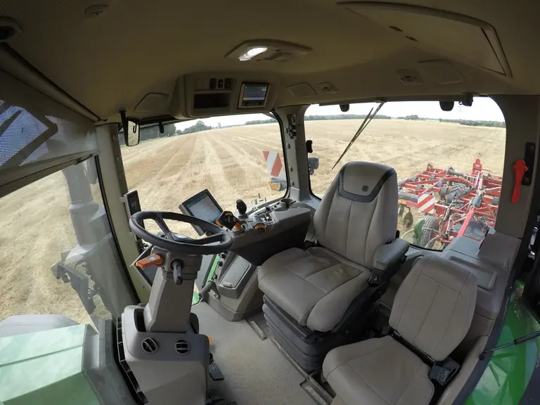 La cabine des 8R profite de 5 cm de hauteur en plus sous plafond et d'un nouveau siège Active Seat II. © V. Garnier