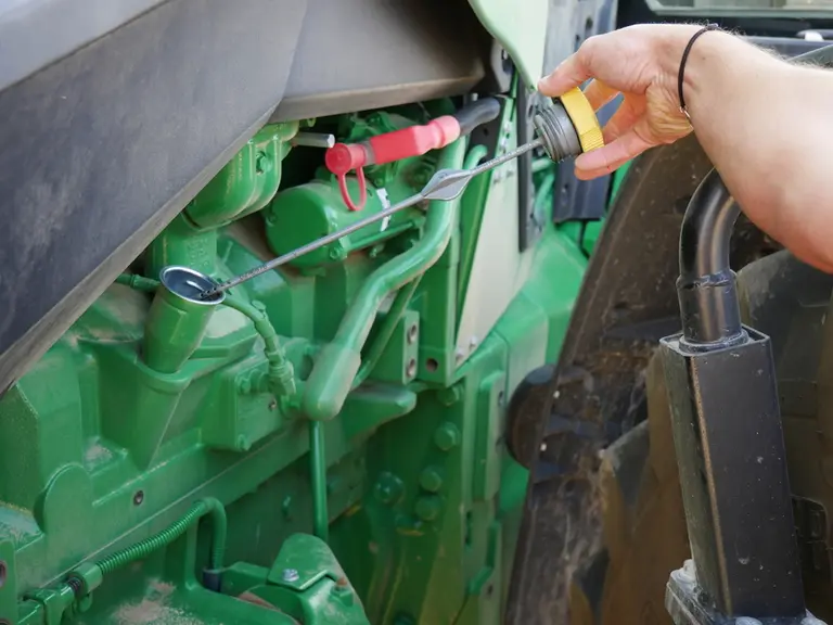 La jauge d'huile moteur et une rallonge de cosse batterie situés du coté gauche conducteur, sont accessibles sans ouvrir le capot du moteur. © V. Garn