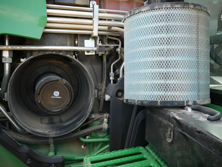 Le filtre à air moteur situé du coté gauche conducteur est facilement accessible. © V. Garnier