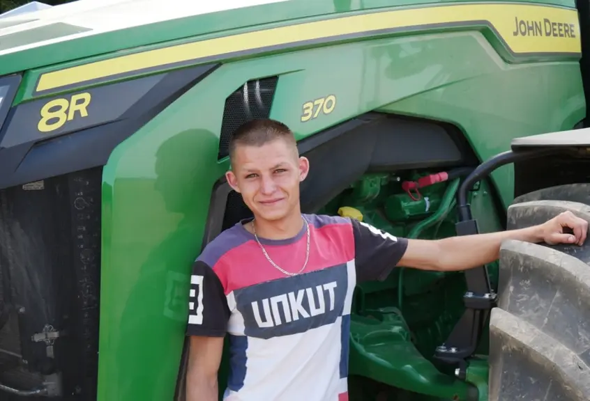 Axel, salarié agricole à Usson-du Poitou, a pris en main le John Deere 8R370 pendant une semaine. © V. Garnier