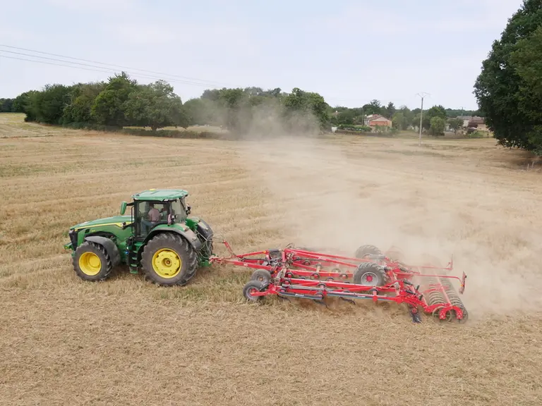Le tracteur John Deere 8R370 n'est pas mis en difficulté attelé au déchaumeur à dent Kverneland de 6,5 m de large, malgré les conditions sèches. © V.