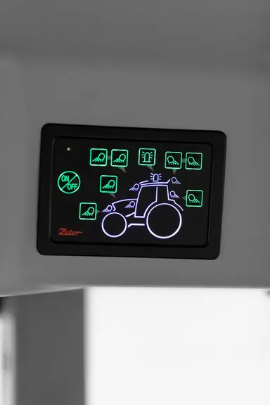 Le tracteur Forterra de Zetor facilite le pilotage des phares avec un panneau centralisant les commandes. © Zetor