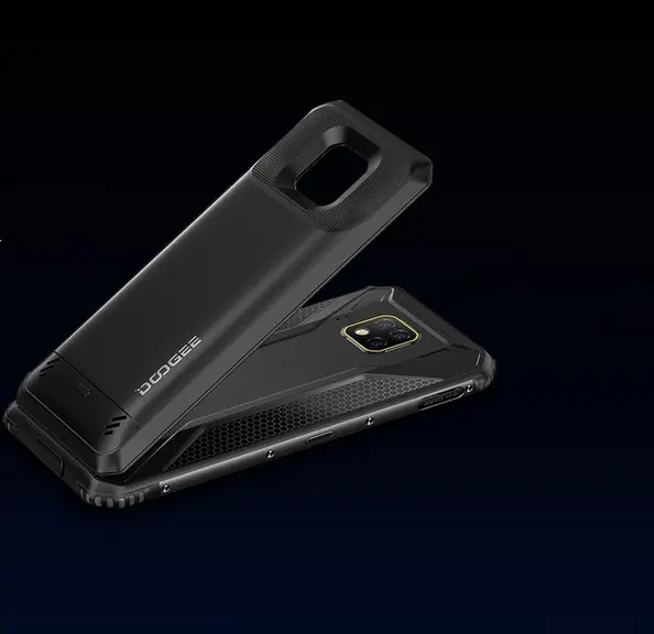 Au besoin, certains constructeurs proposent des batteries annexes se greffant au smartphone pour en augmenter l'autonomie. © Doogee