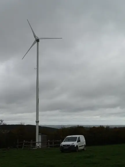 L'énergie produite la nuit par l'éolienne sert notamment à recharger le Peugeot Partner électrique. © J. Bertrand