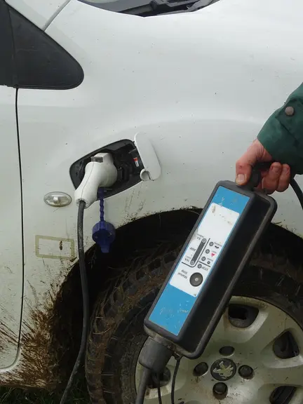 La charge à 100 % des batteries du Partner électrique dure environ une nuit. Elle s'effectue en se raccordant à une prise 220 volts classique. © J. Be