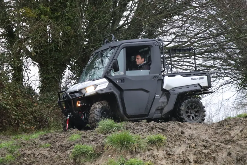 Le Can-Am Traxter HD10 Pro est animé par un bicylindre essence Rotax de 976 cm3. © D. Laisney