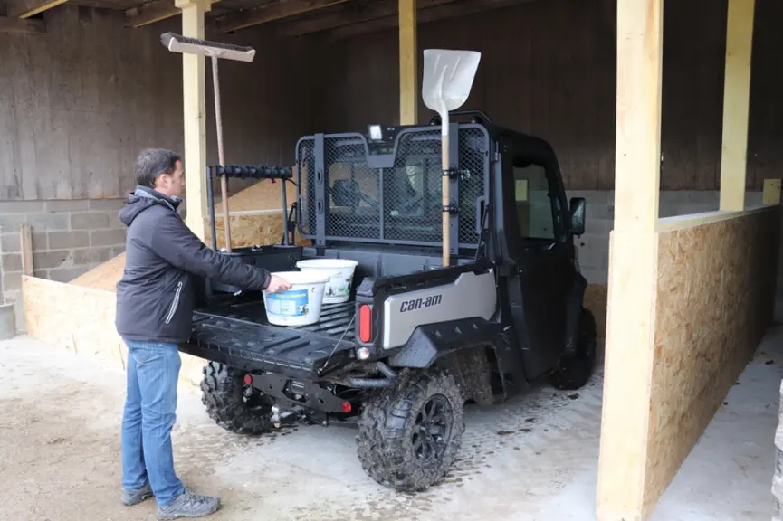 Le Can-Am Traxter HD10 Pro  dispose d'une benne arrière d'une capacité de charge de 454 kg. © D. Laisney