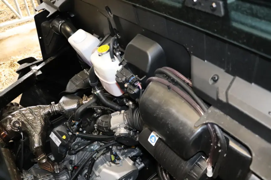 La réserve de lave-glace et le vase d'expansion sont situés sous la benne derrière la cabine du SSV Can-Am Traxter HD10 Pro. © D. Laisney