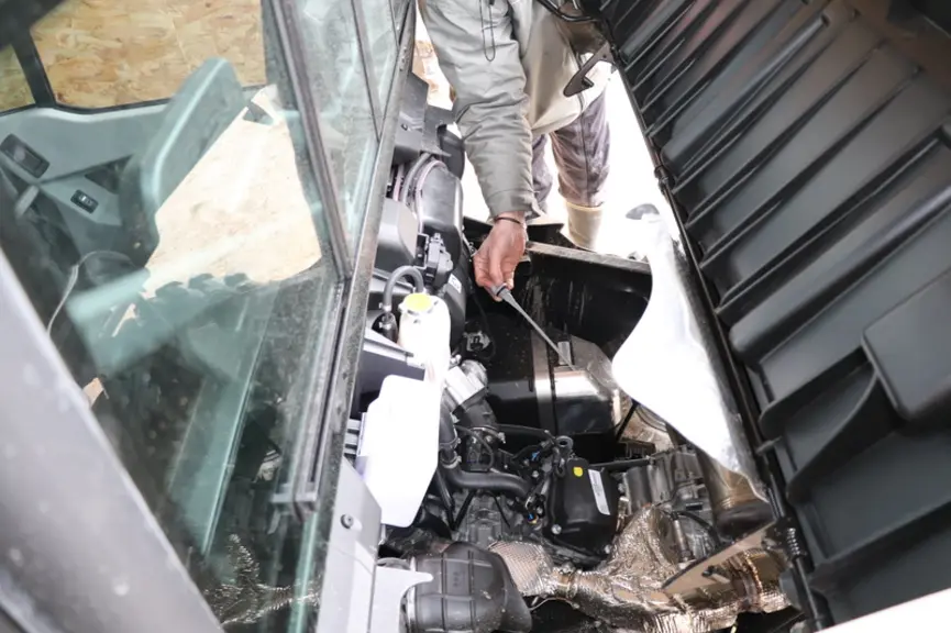 Le SSV Can-Am Traxter HD10 Pro dispose d'une jauge à huile vissée qui sert aussi au remplissage. © D. Laisney