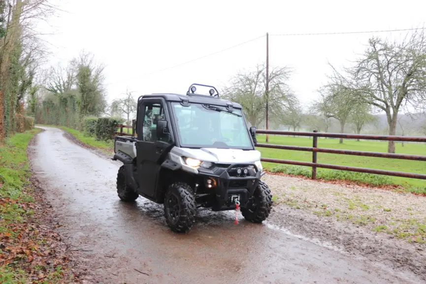 Le SSV Can-Am Traxter HD10 Pro est homologué T1b l'autorisant à circuler sur la route à 60 km/h. © D. Laisney