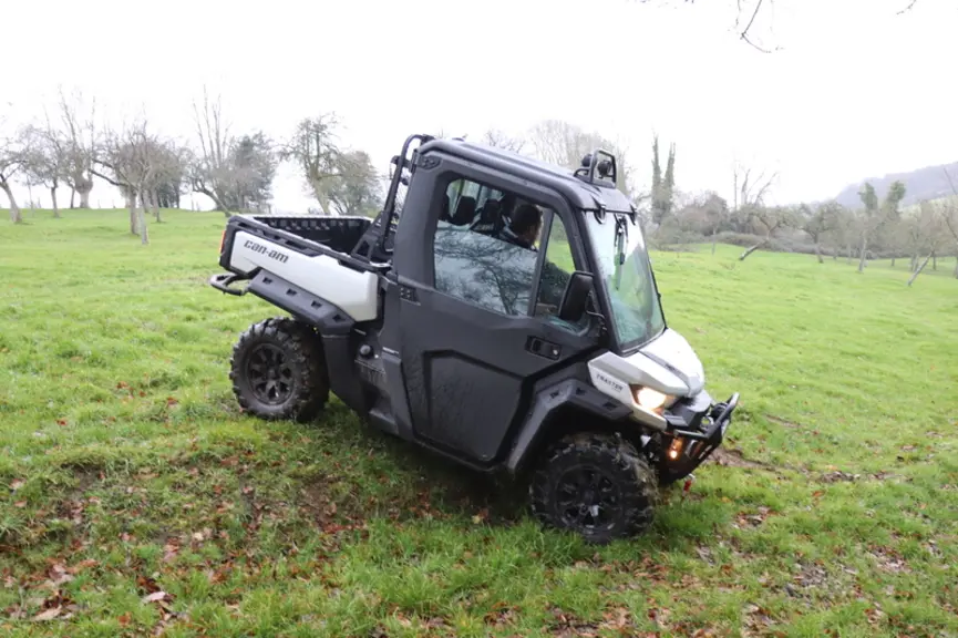 Le SSV Can-Am Traxter HD10 Pro affiche une garde au sol de 33 cm. © D. Laisney