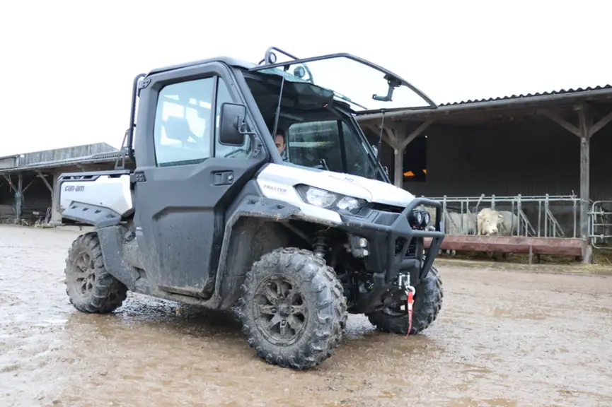 La cabine du SSV Can-Am Traxter HD10 Pro se complète en option d'un pare-brise ouvrant. © D. Laisney
