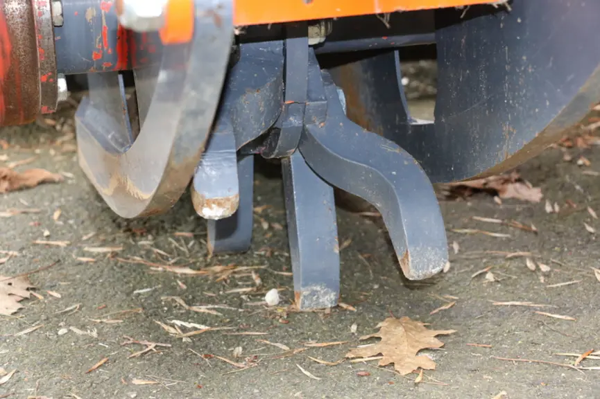 Le combiné de semis monograine Rotawin d’Agrowin International intègre une fraise rotative travaillant le sol en bande de 24 cm grâce à 6 marteaux. ©