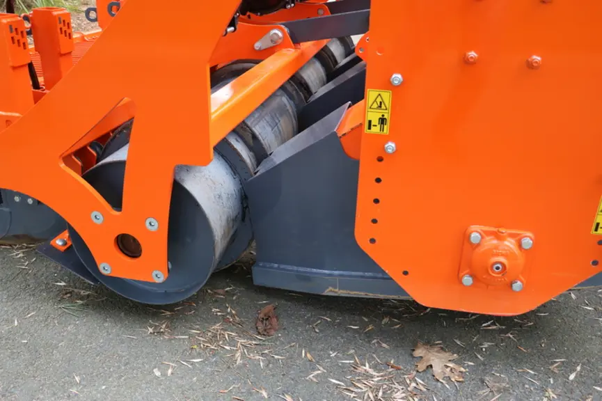 Le combiné de semis monograine Rotawin d’Agrowin International utilise des déflecteurs de chaque côté des marteaux de la fraise, guidant le flux de te