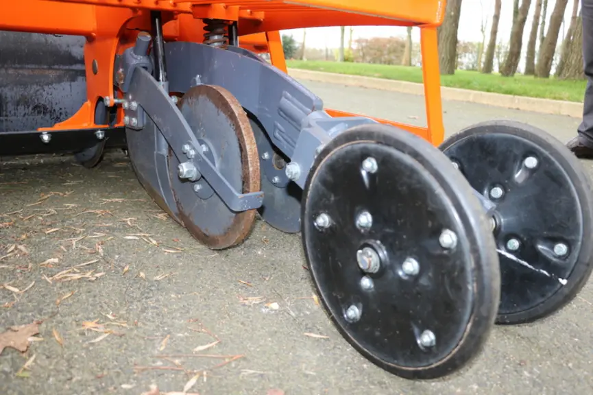 Le combiné de semis monograine Rotawin d’Agrowin International est doté d'éléments semeurs à socs et roulette de rappui. © M. Portier