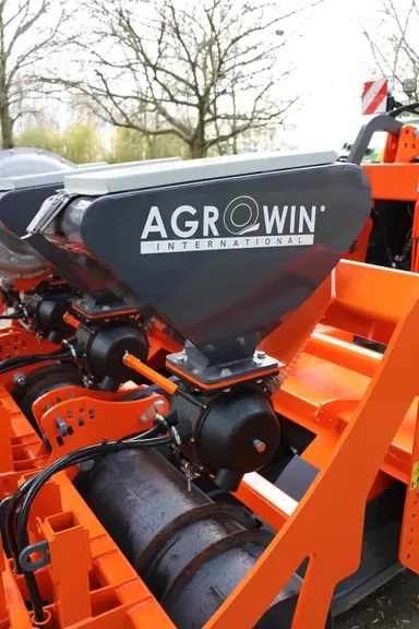 Le combiné de semis monograine Rotawin d’Agrowin International est équipé de doseurs intégrant deux disques alimentant deux lignes de semis par rang.