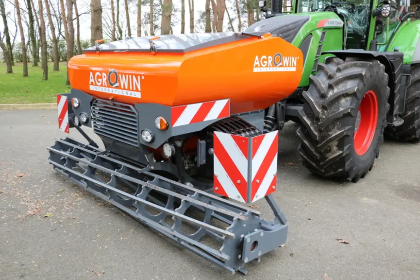 Le combiné de semis monograine Rotawin d’Agrowin International peut être associé à une trémie frontale de fertilisation de 2 000 l. © M. Portier