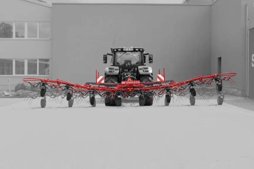 La nouvelle faneuse portée Sip Spider 915 Robuste s'adresse aux exploitations de taille moyenne et aux petites ETA.