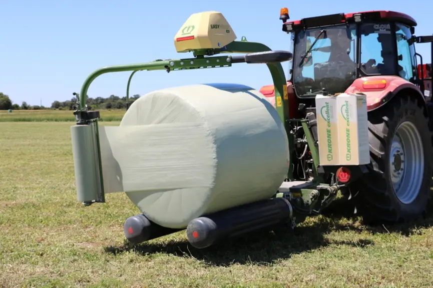 L'enrubanneuse portée Krone EasyWrap 150 affiche une vitesse de rotation maxi de 36 tr/min pour son satellite.  © M. Portier