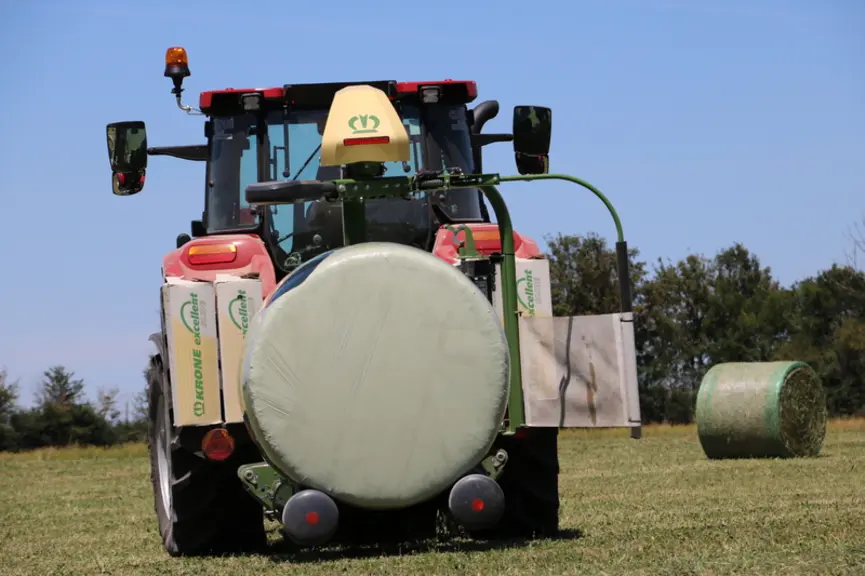 L'enrubanneuse portée Krone EasyWrap 150 peut embarquer des balles rondes de 1 à 1,50 m de diamètre et pesant jusqu’à 1 600 kg. © M. Portier