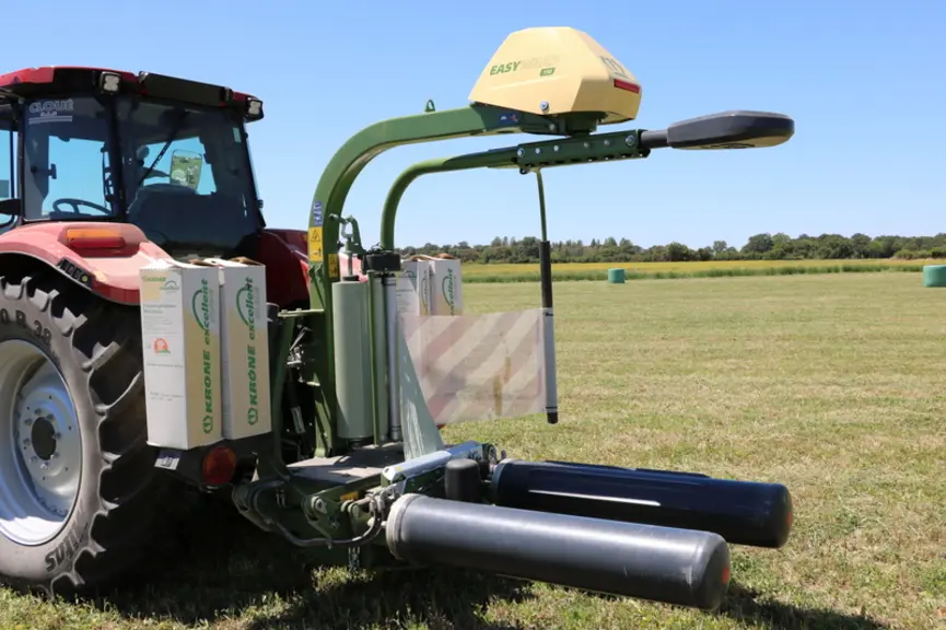 L'enrubanneuse portée Krone EasyWrap 150 passe automatiquement de la position travail à la position transport et inversement. © M. Portier