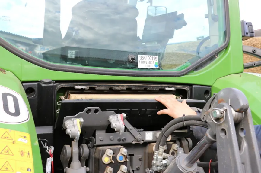 Accès au filtre de cabine sur le tracteur Fendt 314 Vario. © M. Portier