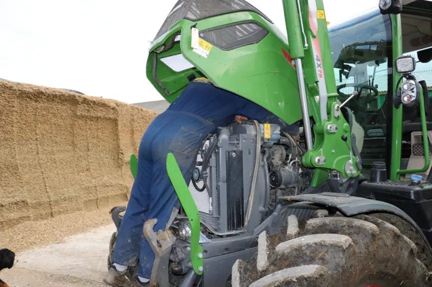 L'accès au filtre à air du Fendt 314 Vario n'est pas évident. © M. Portier