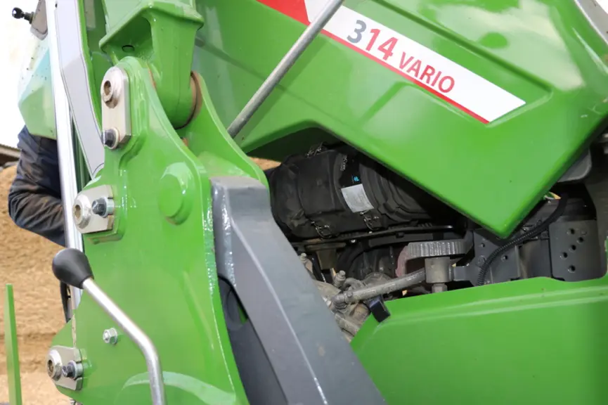 L'accès au filtre à air du Fendt 314 Vario n'est pas évident. © M. Portier