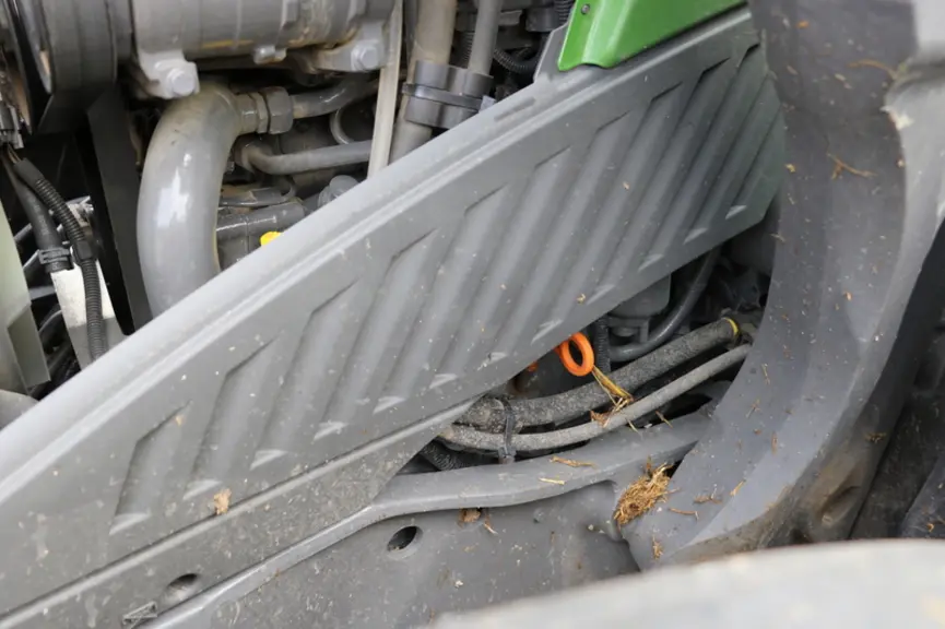 Sur le tracteur Fendt 314 Vario, l'accès à la jauge d’huile moteur est direct. En revanche il faut dévisser un panneau latéral pour atteindre les filt
