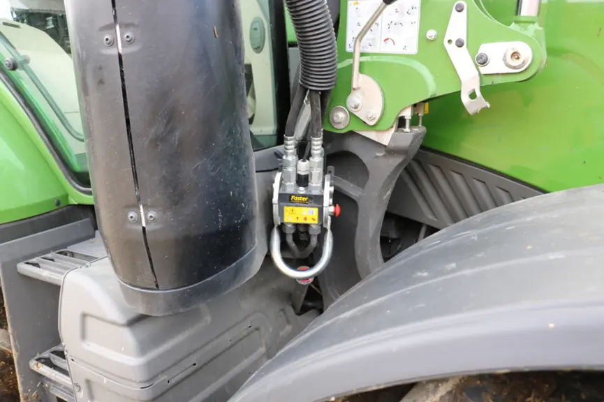 Le multicoupleur hydraulique du chargeur du Fendt 314 Vario est difficile à déconnecter et son emplacement entrave l'accès à la jauge d'huile de trans