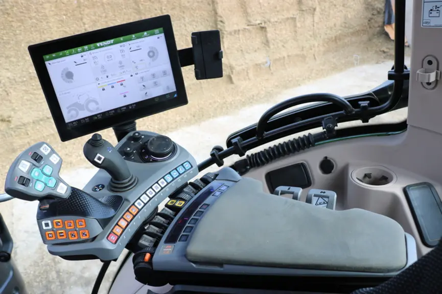 L'accoudoir du tracteur Fendt 314 Vario offre une ergonomie très poussée. © M. Portier