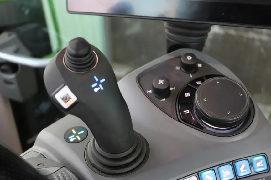 L'accoudoir du tracteur Fendt 314 Vario avec le second joystick et le pavé de commandes pour piloter les terminaux. © M. Portier