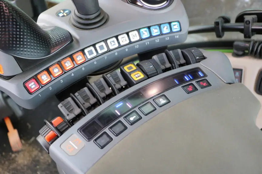 L'accoudoir du tracteur Fendt 314 Vario avec une bonne identification des commandes. © M. Portier