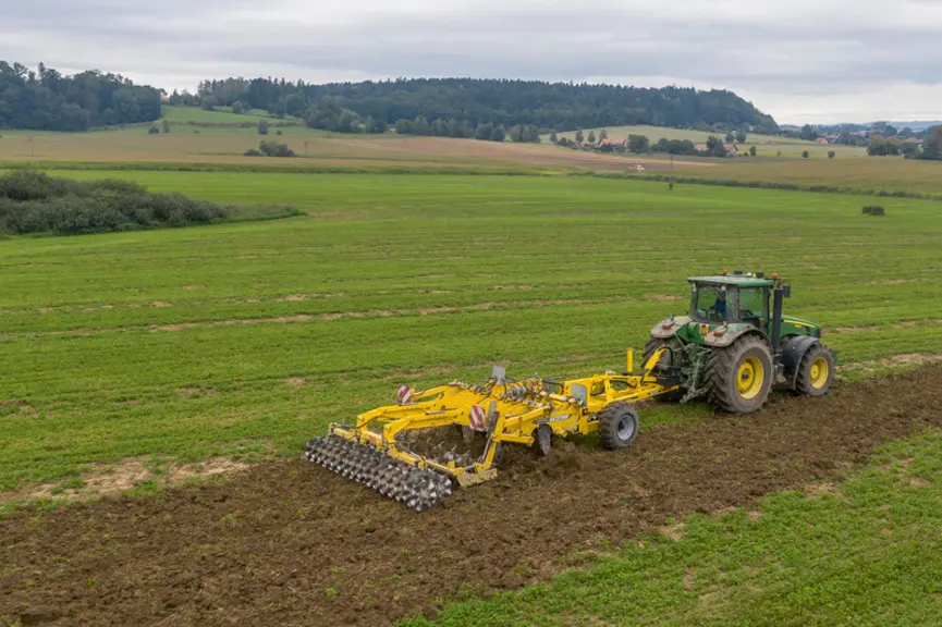 Le chariot porte-outil Bednar Caddy CD permet d'atteler des grosses machines portées sur des tracteurs manquant de capacité de relevage. © Bednar
