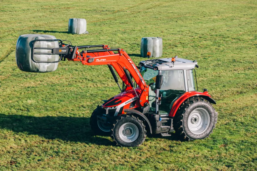 Les Massey Ferguson 5S sont disponibles avec le pré-équipement chargeur ou directement livrés avec le chargeur frontal Massey Ferguson FL. 4121 monté
