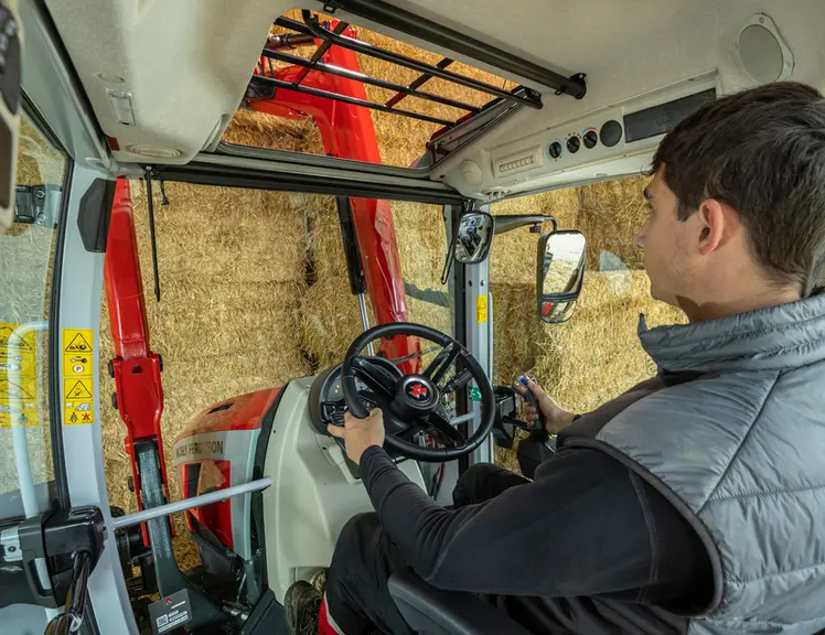 L'inversion du sens de marche Massey Ferguson 5S se contrôle au choix avec la main gauche ou celle de droite. © Massey Ferguson