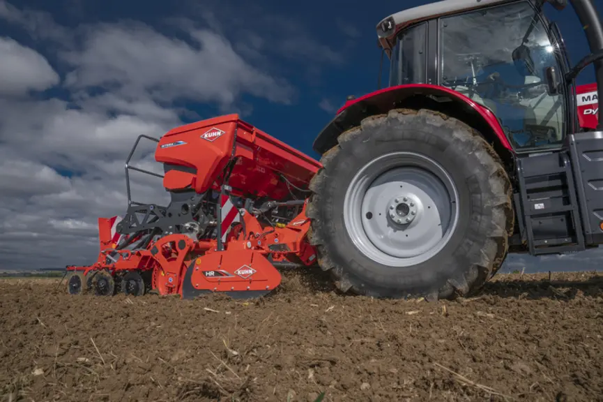Le semoir en ligne mécanique Kuhn Sitera se décline dans une version avec entraînement électrique de sa distribution.  © Kuhn