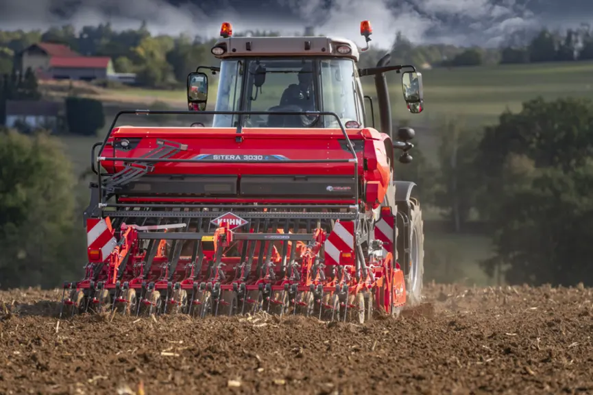 Le semoir en ligne mécanique Kuhn Sitera dispose d'une trémie de 800 litres (1 200 litres avec rehausse). © Kuhn