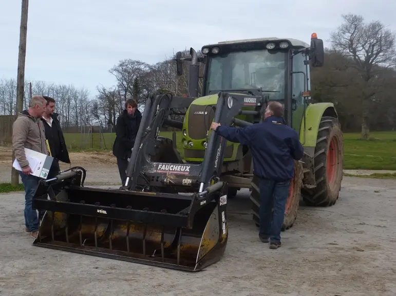La VGP est à renouveler tous les 12 mois pour les ensembles tracteur et chargeur frontal.  © Chambre d’agriculture de ...
